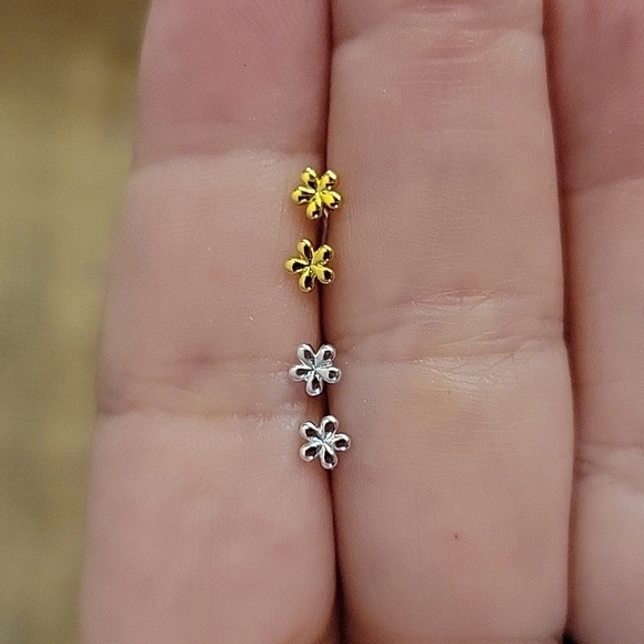 Minimalist Flower Stud Earrings, choice of color - Picture 1 of 8